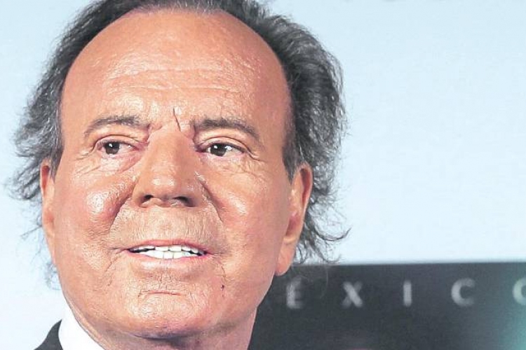 Julio Iglesias énekesnek van egy házasságon kívül született fia a bíróság szerint