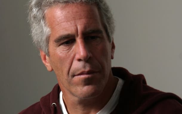 Vádat emeltek a zárkájában halálát lelő pedofil Jeffrey Epstein börtönőrei ellen