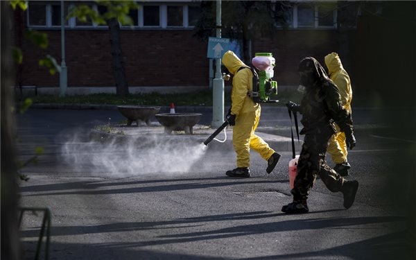 Már több mint 800 idősotthon fertőtlenítését végezték el a katonák