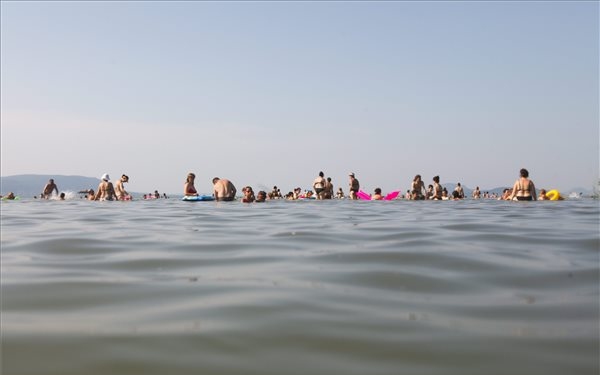 Két embert élesztettek újra vízimentők a Balatonnál